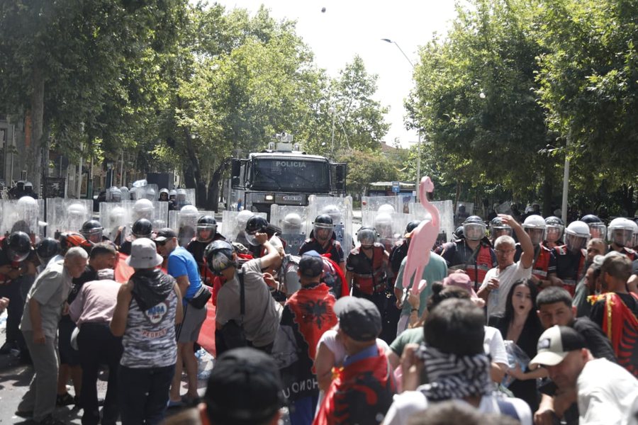 Arrestohen 2 protestues  procedim për 30 të tjerë  Policia  Hodhën sende të forta dhe mjete piroteknike