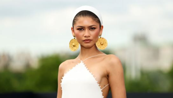 Zendaya kritikohet për vathët me artefakte 3 mijëvjeçare gjatë promovimit të  Odiseas 
