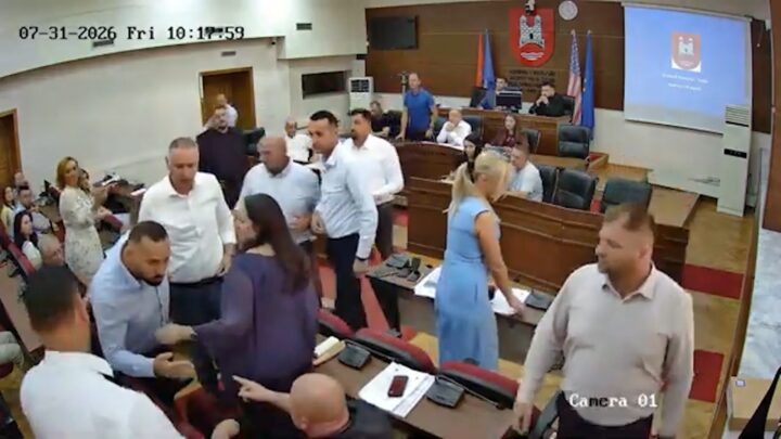 Përplasje verbale mes dy asamblistëve në Kuvendin Komunal të Pejës  ndërpritet edhe seanca