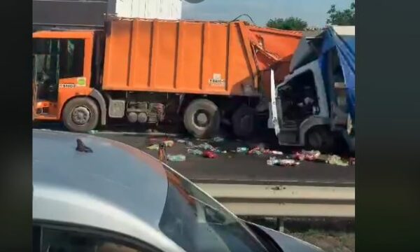 Aksidentohen dy kamionë në dalje të Fushë Kosovës  krijohen kolona të gjata
