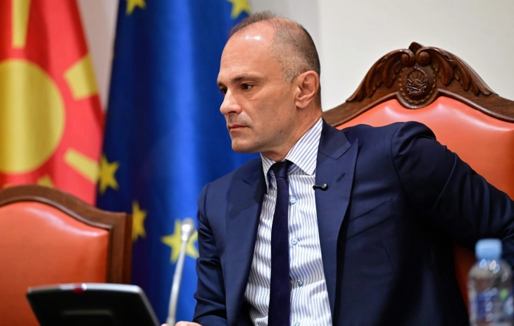 Filipçe  Bllokimi i rrugës evropiane të vendit është formë e grushtit të shtetit