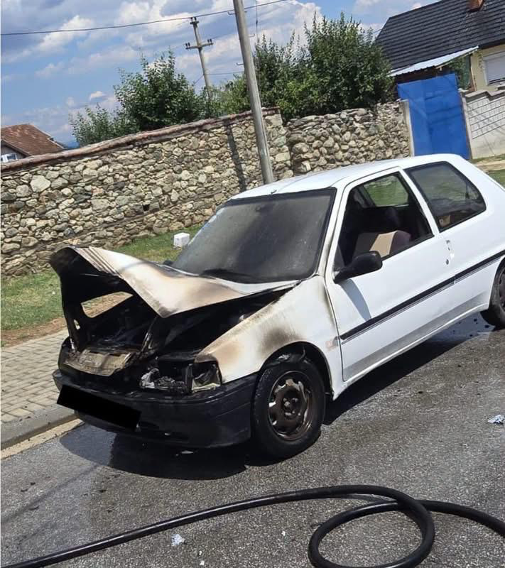 Digjet një veturë në Dobrosht  ndërhyrja e shpejtë e zjarrfikësve shmangu përhapjen e zjarrit