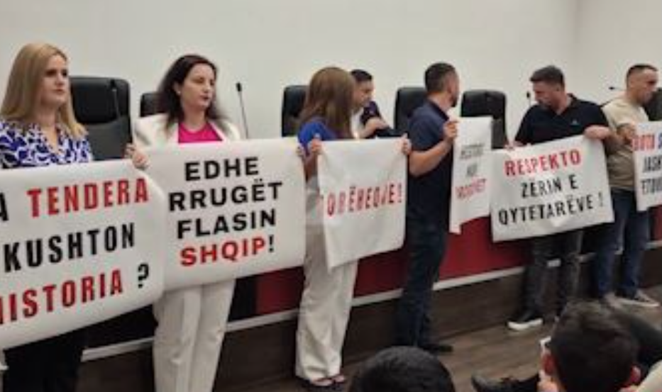 Emrat e rrugëve përplasin këshilltarët në Tetovë  AKI proteston në seancë
