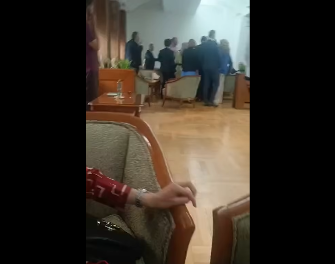Deputetët e opozitës e përzunë Stoilkoviqin nga Klubi i Deputetëve 
