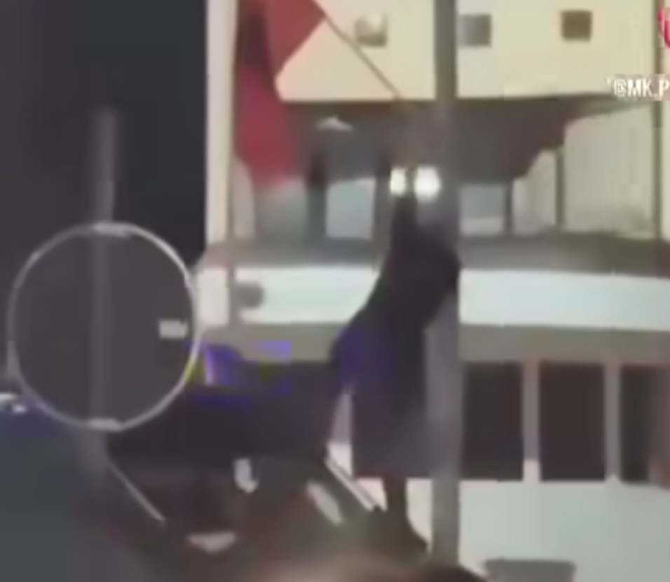 Ademi ngre alarmin  Avancohet polici që përdhosi flamurin shqiptar  punësohen edhe djemtë e tij në MPB
