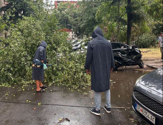 Shkupi goditet nga moti i lig  reshje të rrëmbyeshme shiu dhe erë e fortë