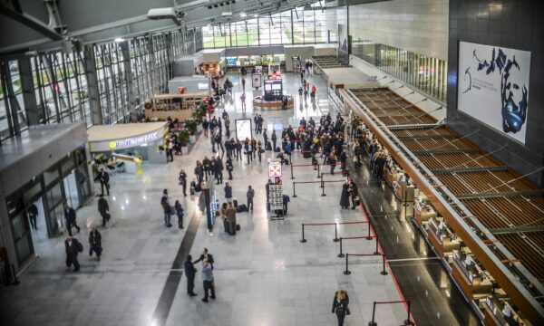 Bie numri i fluturimeve dhe udhëtarëve në aeroportin  Adem Jashari 