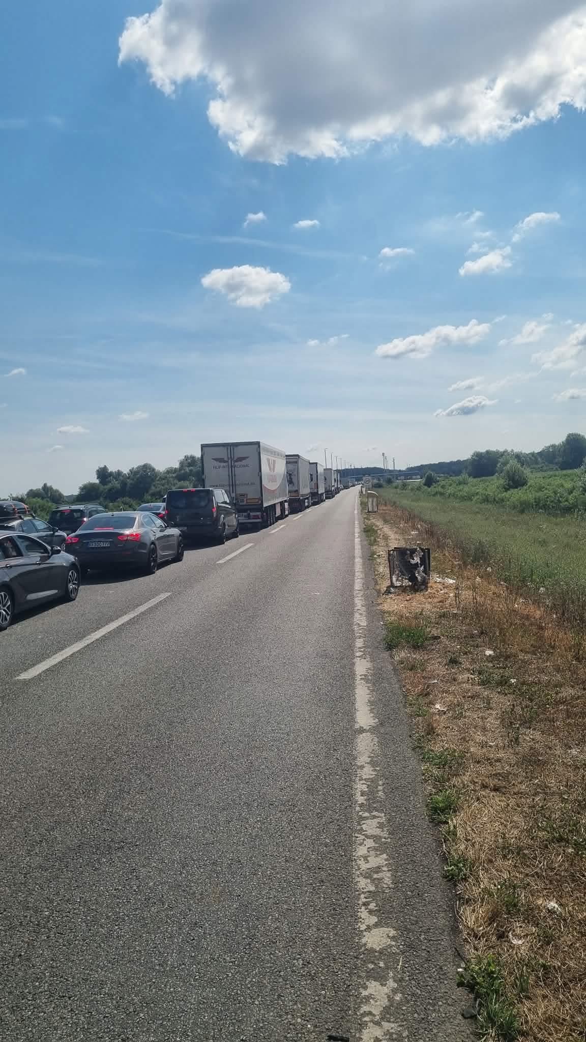 Mbi 3 orë pritje në kufirin Kroaci Serbi  kolona të gjata në pikën Batrovci
