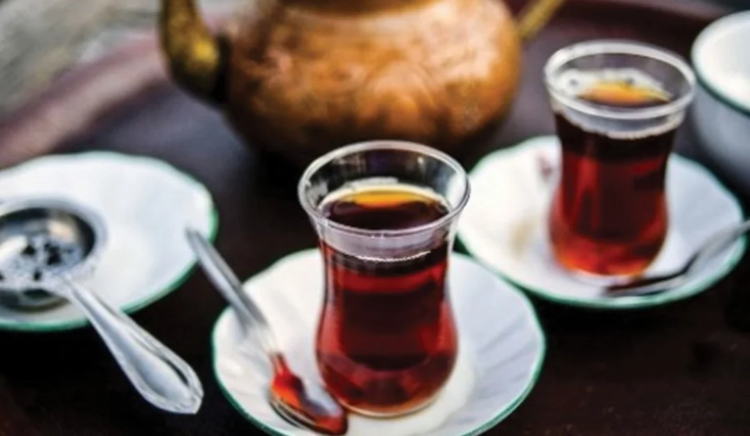 A duhet të pini çaj rusi në pikë të verës  Nutricionistja flet për ndikimin e tij