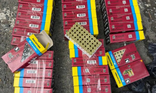 I zihen mbi 2 mijë e 500 fishekë të fshehura në veturë  sekuestrohen nga Dogana
