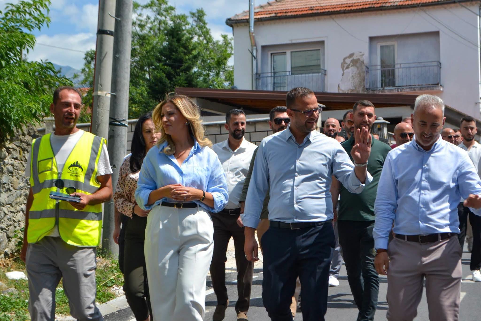 Përurohet rruga në Dubrosh  Tearca përfiton 2 2 milionë euro për projekte infrastrukturore