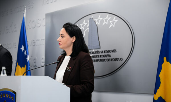 MMPHI shkëput kontratat e 20 zyrtarëve serbë  Pacolli  Mungonin vazhdimisht në punë