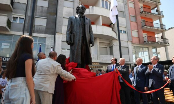 Përurohet shtatorja e Ibrahim Rugovës në Klinë  në zbulimin e saj marrin pjesë Osmani  Haradinaj e Hoti