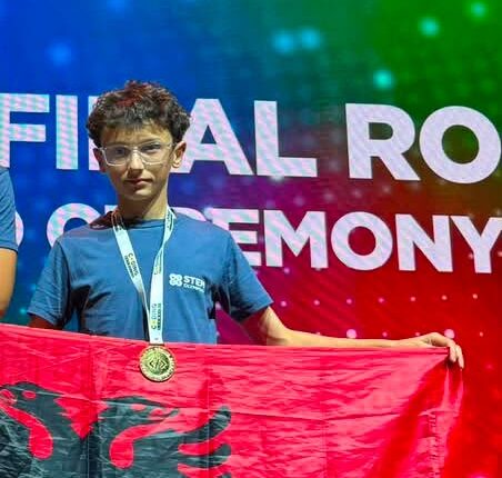 Jon Abdullahi kurorëzohet me tre medalje në Olimpiadën Botërore të STEM it