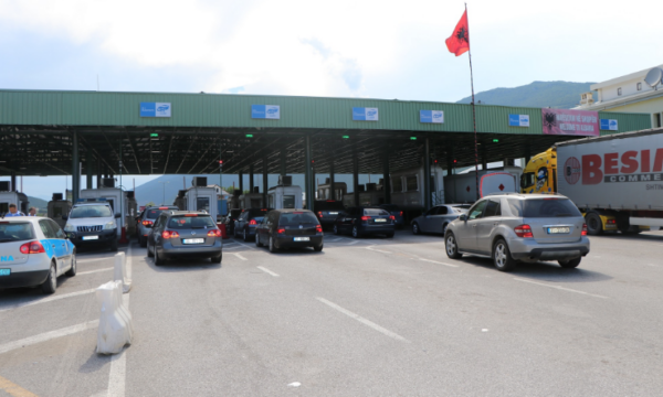 Gjatë qershorit janë procesuar mbi 2 milionë hyrje dalje Kosovë Shqipëri  vetëm sot në kufi kanë hyrë mbi 12 mijë kosovarë