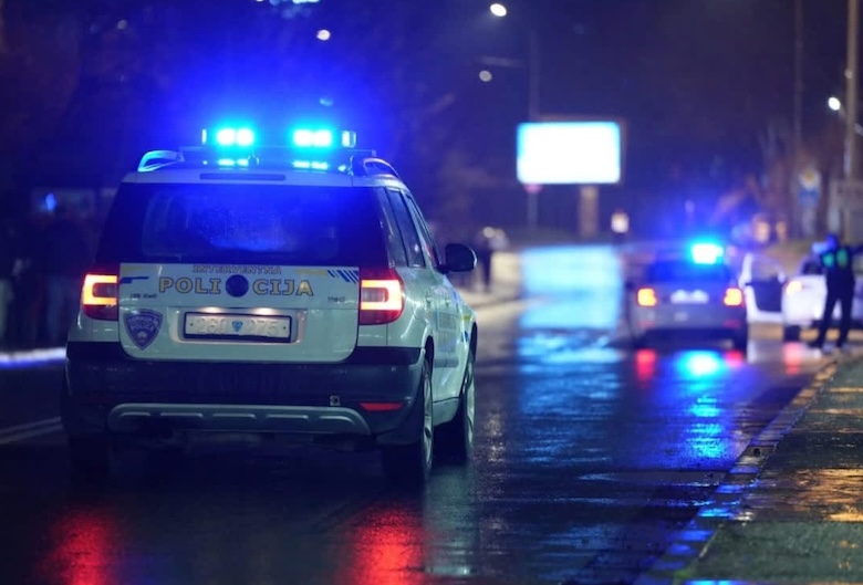 Ndjekje si në filma  i riu me Jaguar godet një automjet tjetër dhe e nxjerr nga rruga