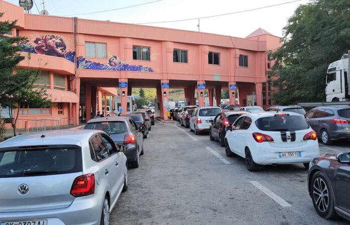 Reagon Dogana e Qafë Thanës  Nuk u ndaluan zyrtarët e VLEN it