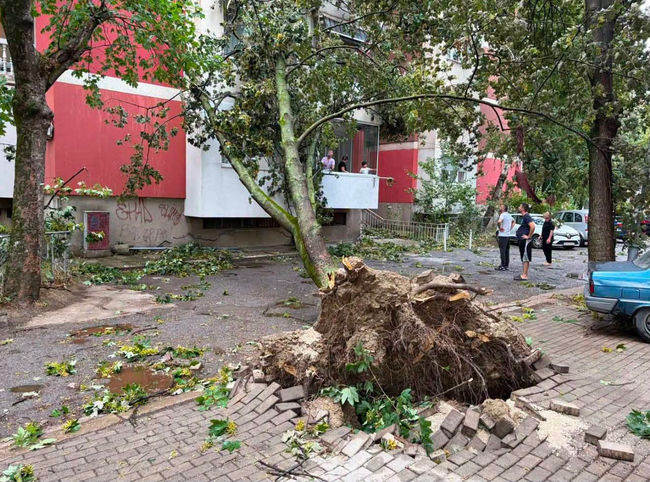 MPB me detaje pas stuhisë  Janë dëmtuar 117 automjete  objekte të ministrive  si dhe 10 persona janë lënduar