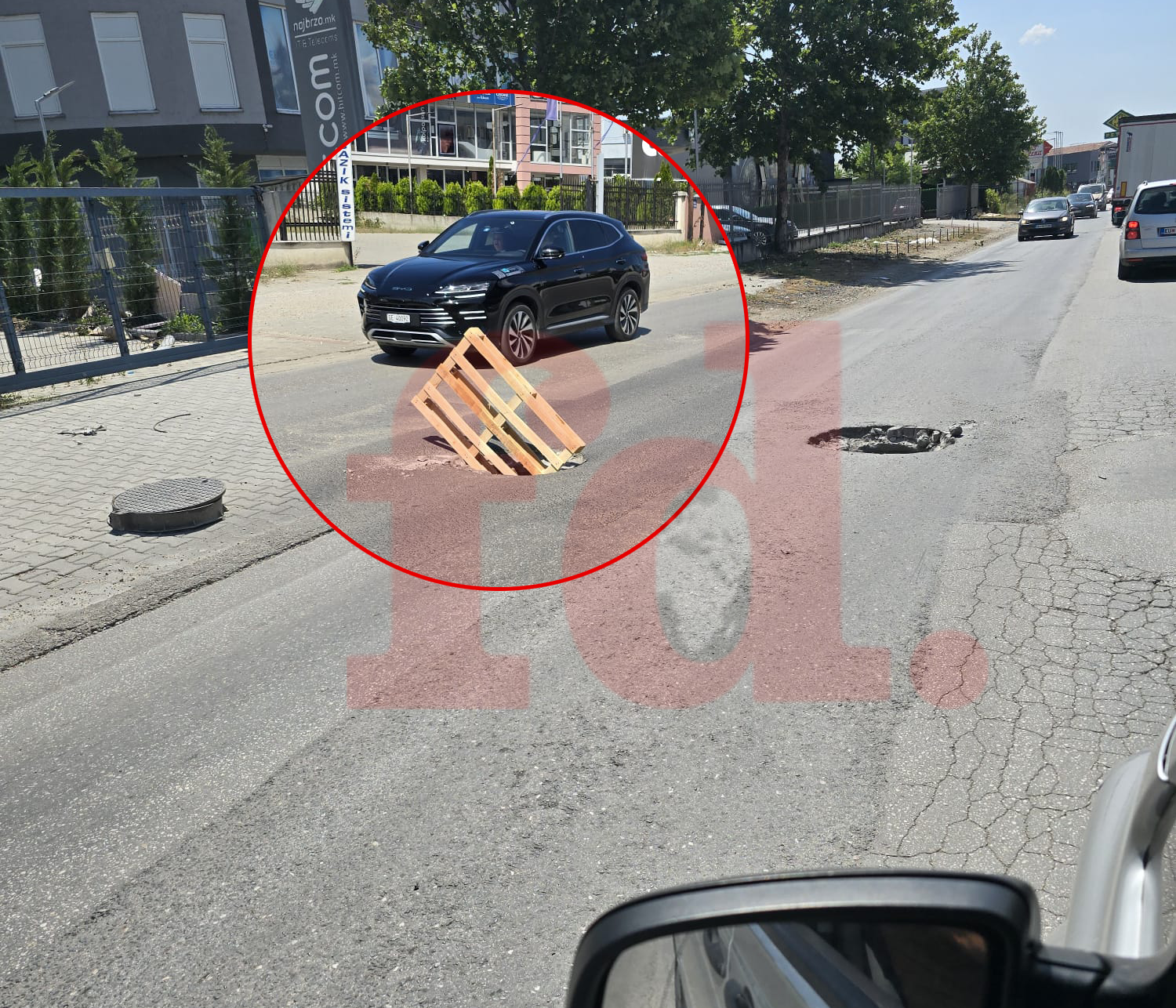 Rruga e Kosovës është shndërruar në kurth për shoferët   gropa të rrezikshme në mes të asfaltit  qytetarët alarmojnë institucionet