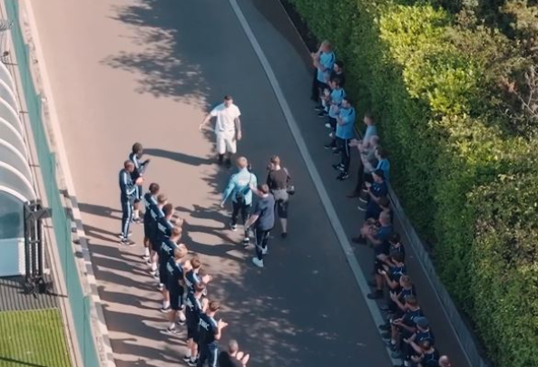 Pedro Porro pritet në mënyrë fantastike nga bashkëlotjarët te Tottenhami