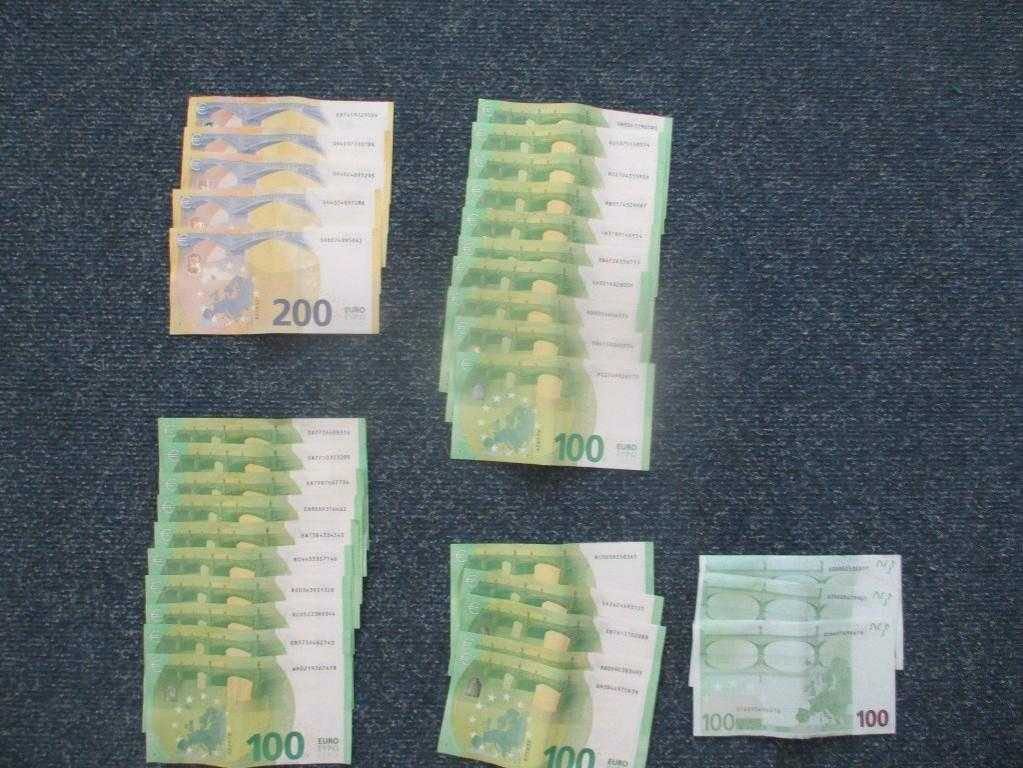Familja nga Gjakova dorëzon në polici zarfin e humbur me 3 mijë e 800 euro