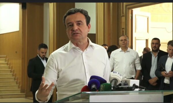 Kurti thotë se Time Kadriaj e ka goditur me vezë në  sako  dhe  pantallona   e trajton si sakrificë të tij për Republikën