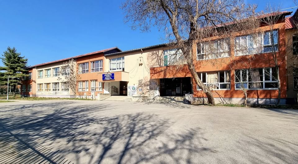 Shkolla fillore Penko mbyll paralelen shqipe për ne klasën e parë  