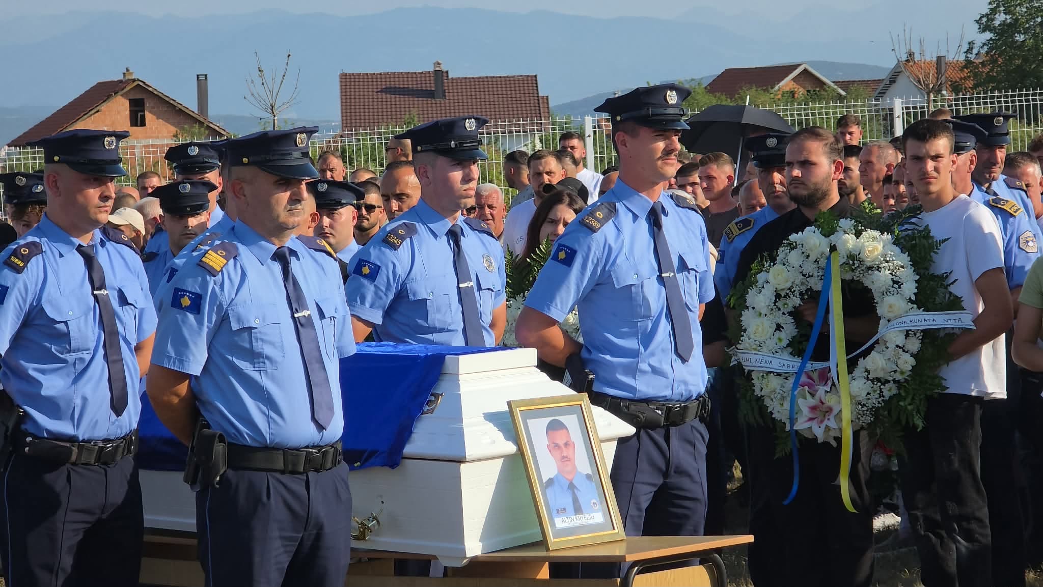 Malisheva i dha lamtumirën e fundit policit të saj  Altin Kryeziu