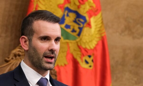 Kryeministri i Malit të Zi me mesazh për Vuçiqin  Po luan rolin e  PR it të Rusisë 