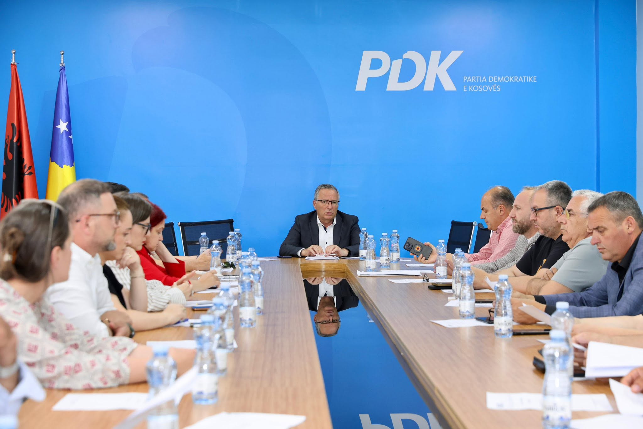 PDK  Vetëvendosje po rrënon rendin kushtetues  do ta mbrojmë shtetin me të gjitha mjetet