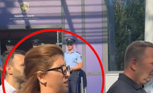 Ganimete Musliu përplaset me policët  Duhet me ju rrah si Albini dikur  për të na respektuar 