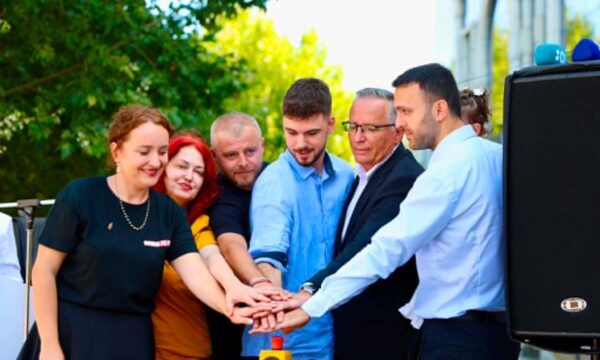 Djali i Rexhep Selimit  Ares Selimi  merr pjesën në nisjen  Orën e Pritjes  në Prishtinë