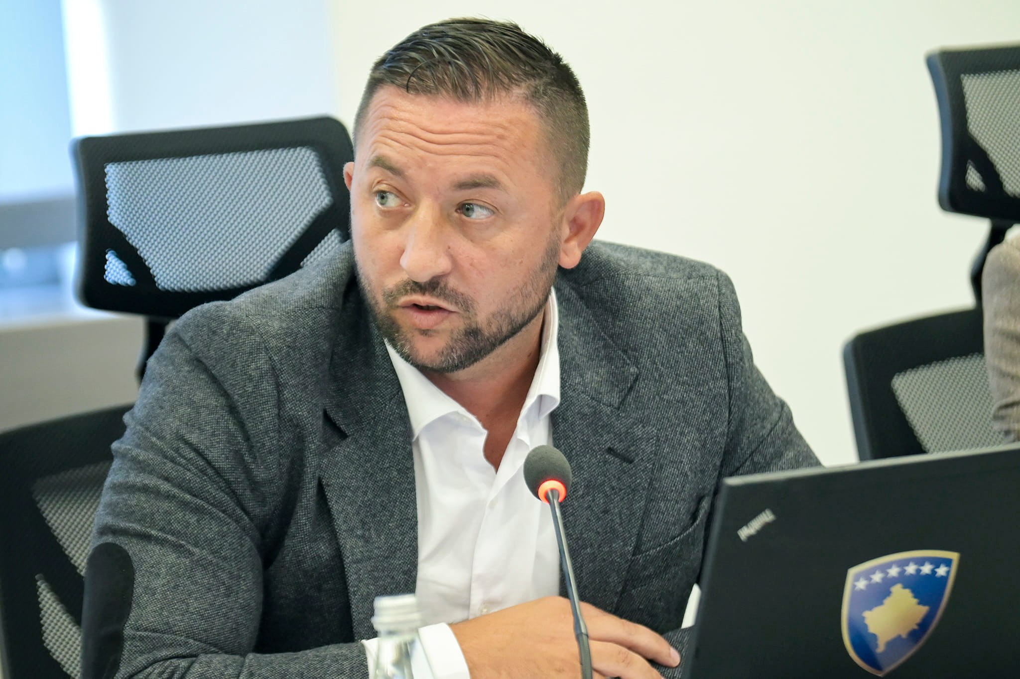 Historianët e propozojnë Armend Mehën për president