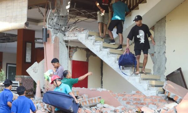 Një tërmet 7 7 ballësh godet Indonezinë  të paktën 14 të vdekur