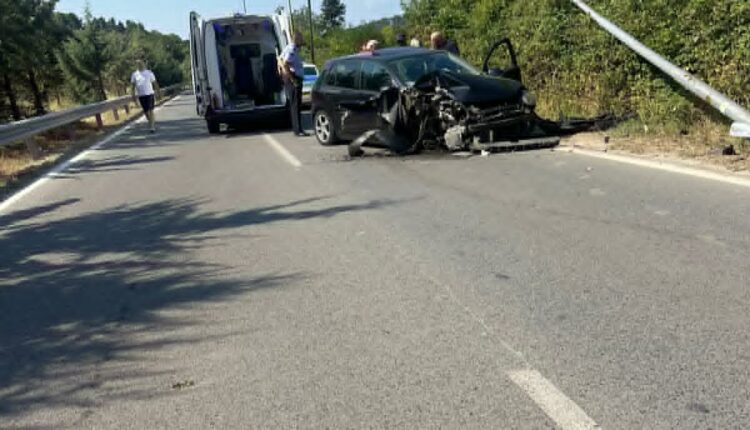Aksident i rëndë në rrugën Ohër Shën Naum  vetura përfundon mbi një shtyllë