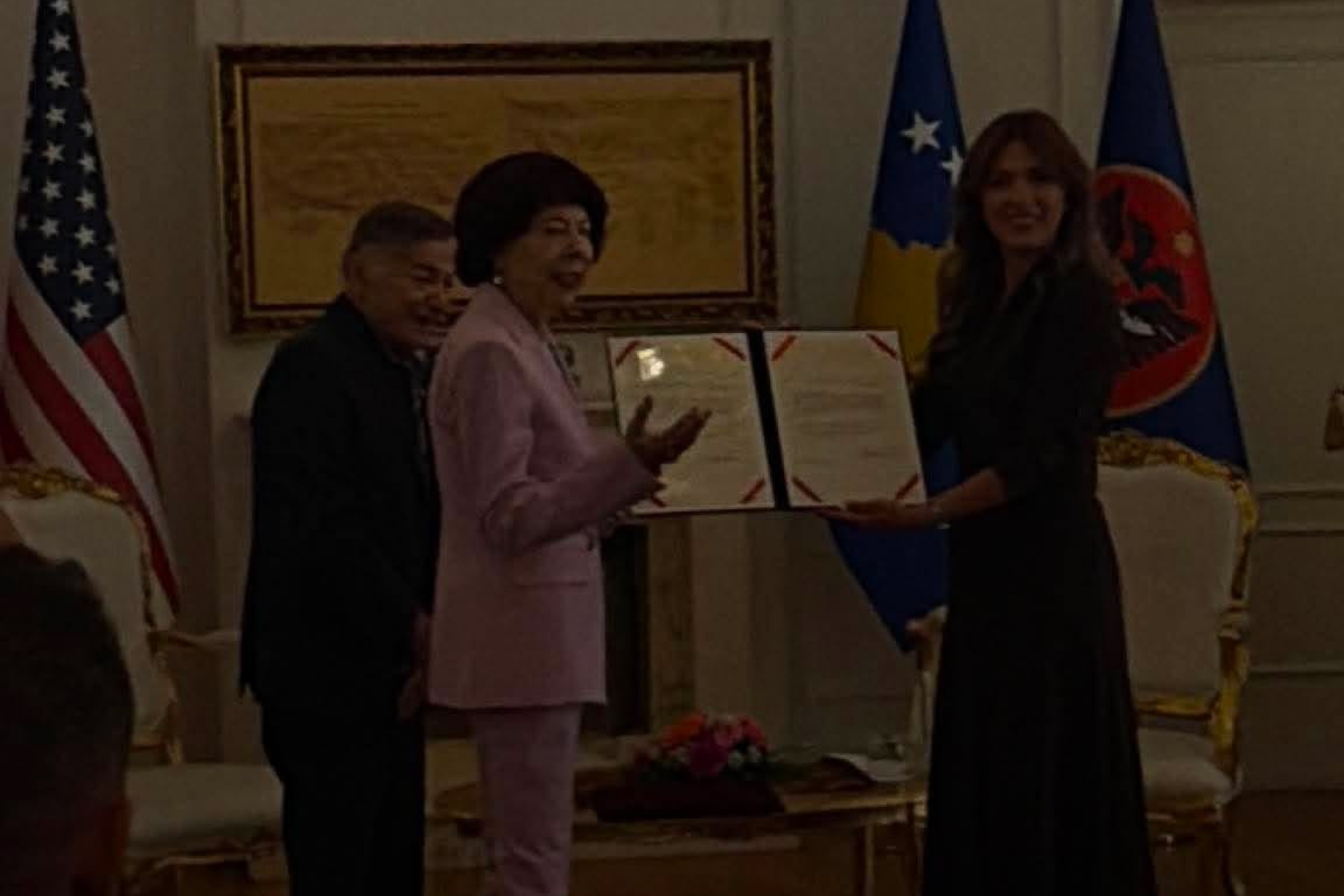 Haxhiu u dorëzon dekretet e shtetësisë Joe dhe Shirley DioGuardit