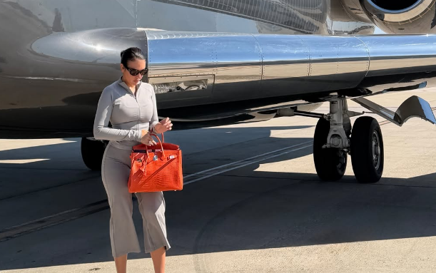 Me avion privat dhe çantë luksi  Georgina niset drejt destinacionit të ëndrrave