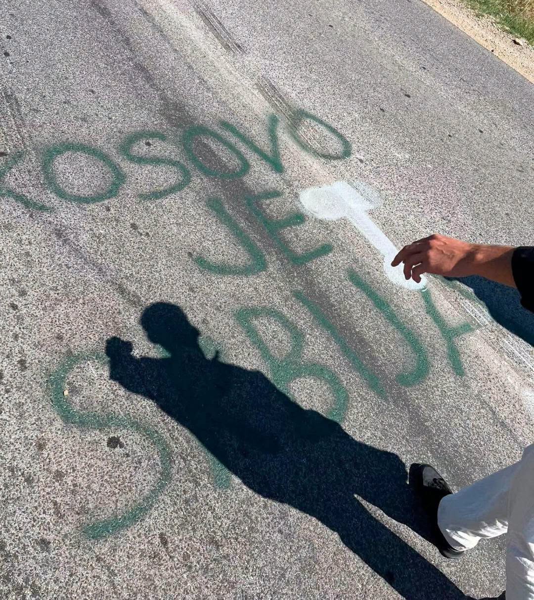 TENSIONE NË UMINDOLL   KOSOVA ËSHTË SERBI  SHFAQET NË RRUGË  BDI JA REAGON   PËRÇARJA NUK KALON  