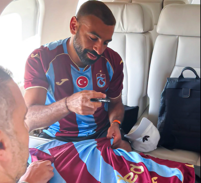 Salah në aeroplan  dalin fotot e para me fanellën e Trabzonit