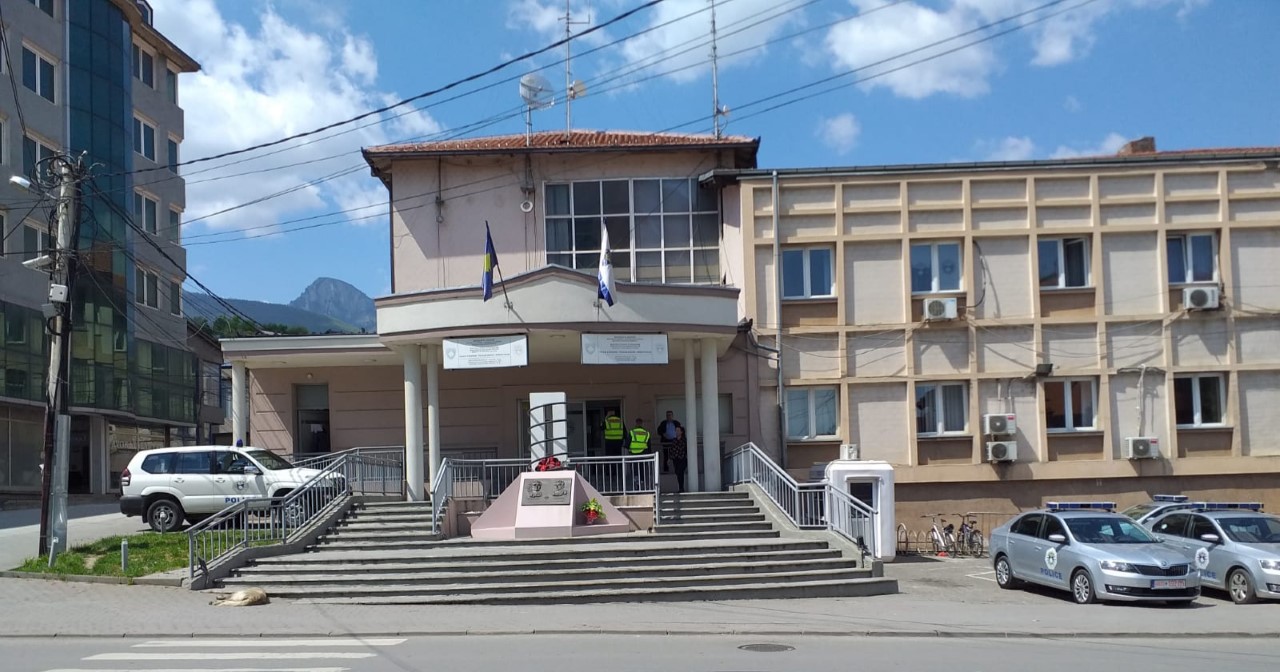Therje me thikë te Shkolla Ekonomike në Pejë  dy të plagosur dërgohen në spital