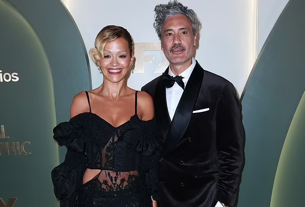 Kur gratë marrin iniciativën  Rita Ora dhe yjet që u propozuan partnerëve të tyre