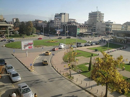 Ngjarje e rëndë në Tetovë  Dy vajza hidhen nga taksia në lëvizje për t i shpëtuar shoferit