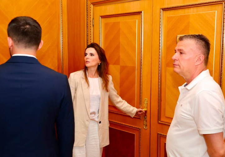 Çitaku  Dyert e Kuvendit të mbyllura  Republika po mbahet peng nga Kurti