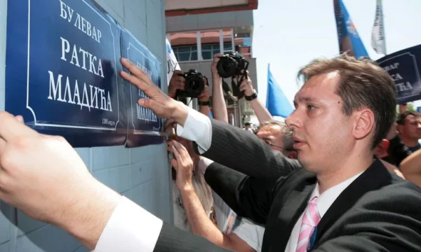 vucic-glorifikon-serish-mladiqin-kerkon-varrim-dinjitoz-per-kasapin-e-ballkanit