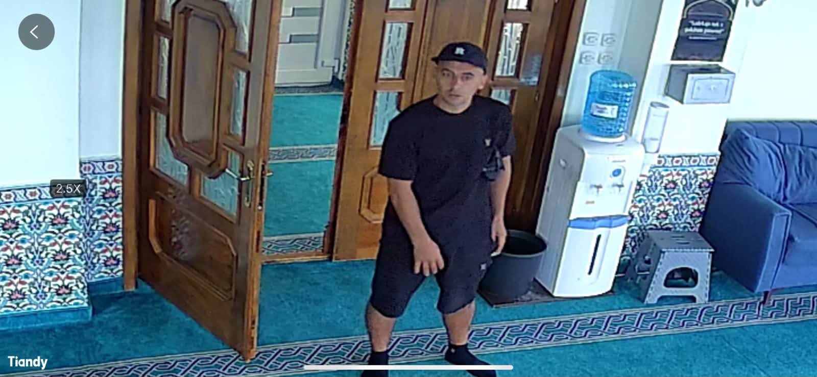 Dikush tentoi të vidhte arkën e xhamisë Medina në Viti  dalin pamjet e të dyshuarit