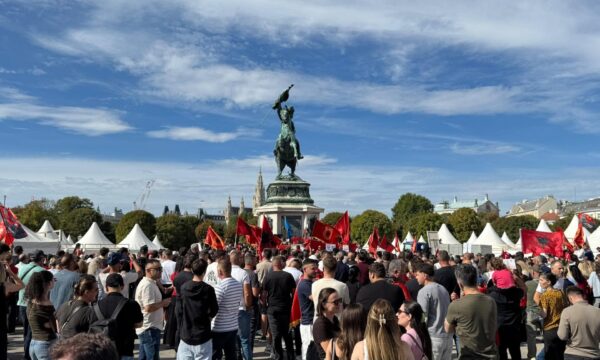 Shqiptarët mblidhen në Vjenë  protestojnë kundër denimit të ish krerëve të UÇK së