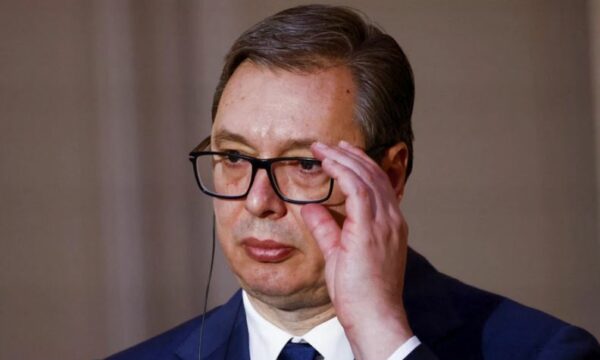 Vuçiq jep dorëheqje nga posti i Presidentit të Serbisë  në stilin e Putin synon të kthehet si Kryeministër