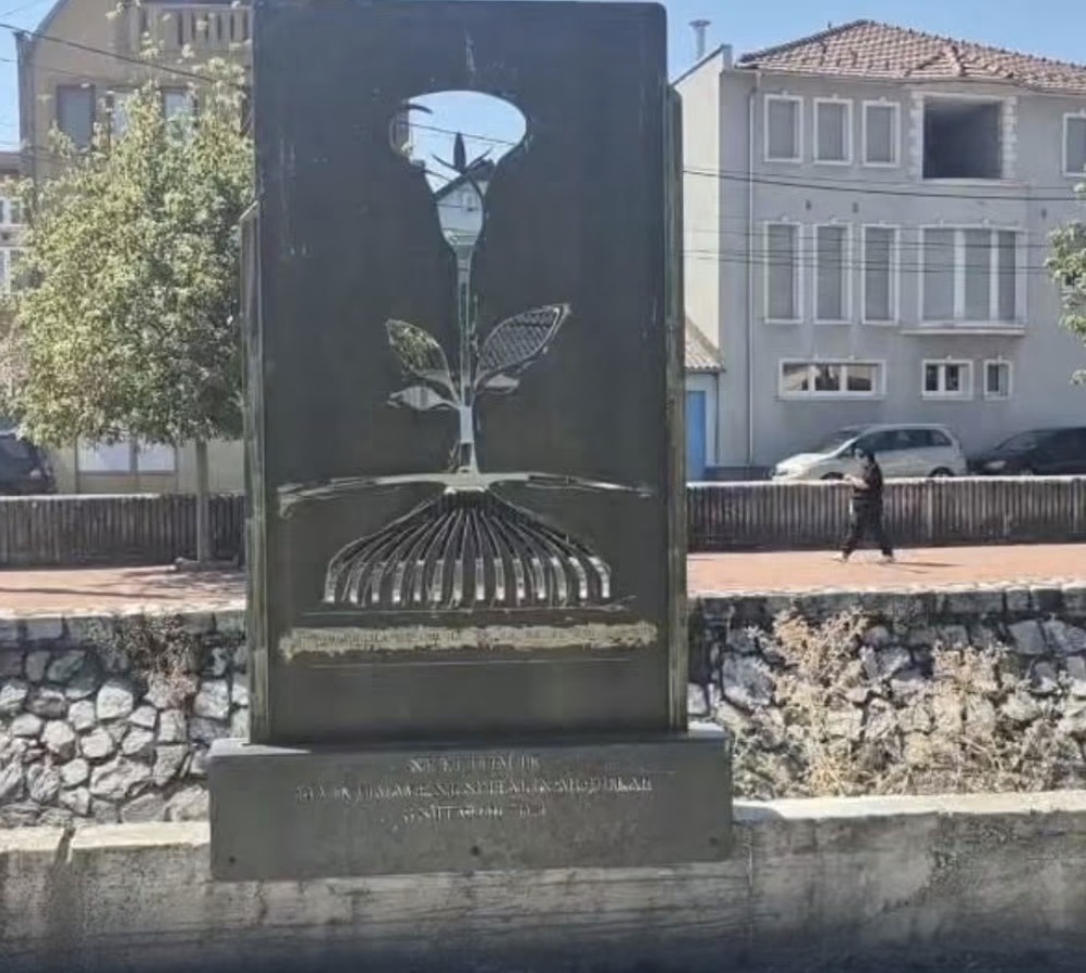 Familjarët vendosën pllakën përkujtimore për viktimat e modularit në Tetovë
