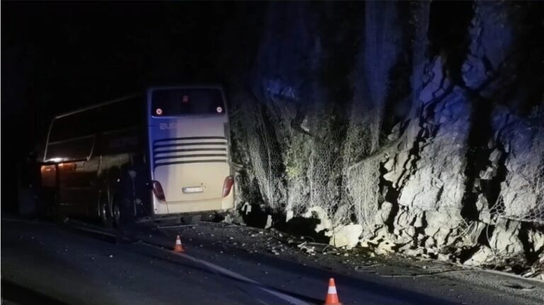 Aksident i rëndë në Malin e Zi  Autobusi me 90 nxënës godet shkëmbin