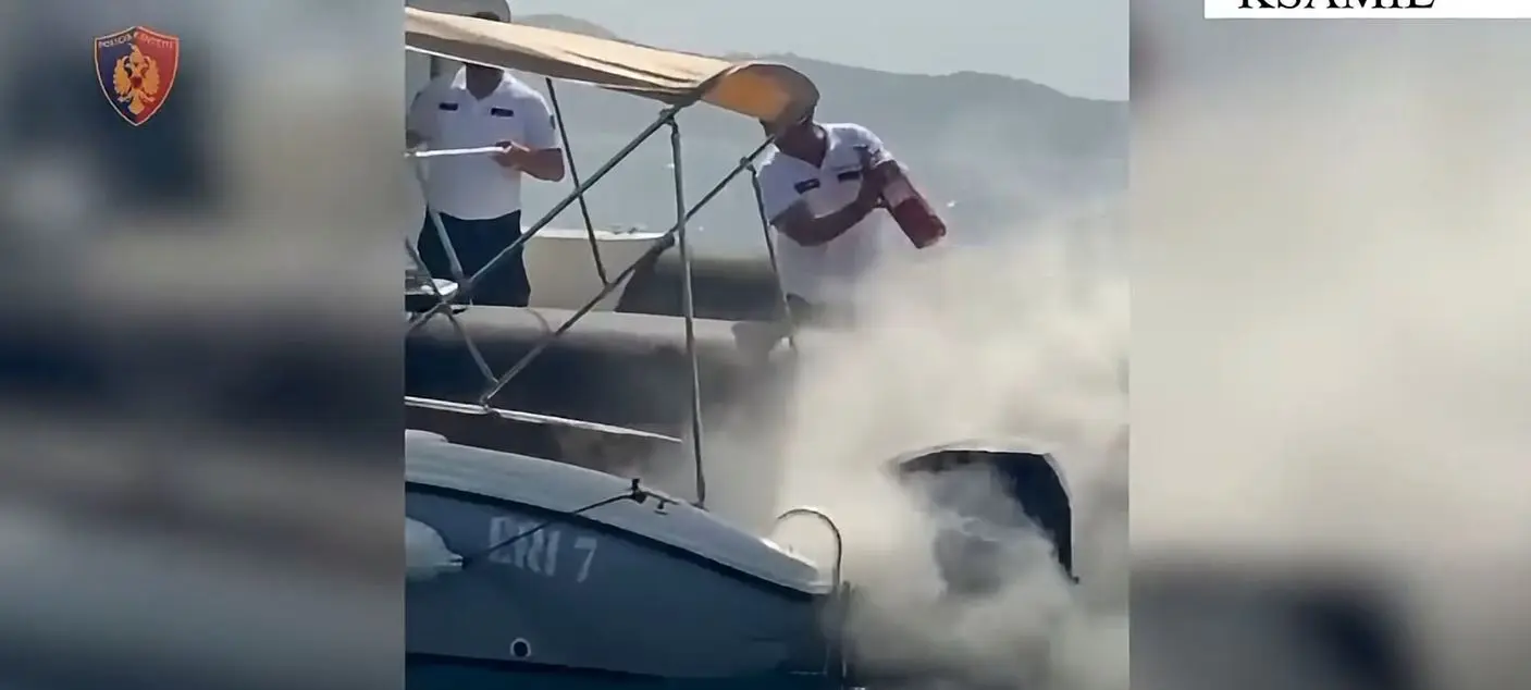 Ksamil  Përfshihet nga flakët një mjet lundrues  policia shpëton 4 turistë